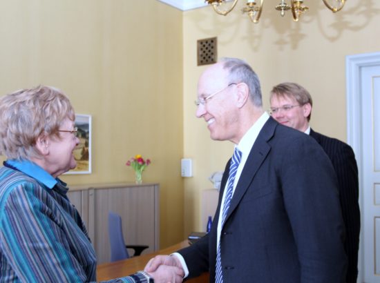 Eesti suursaadik ÜRO juures Genfis Jüri Seilenthal  ja välissuhete osakonna juhataja Rein Oidekivi